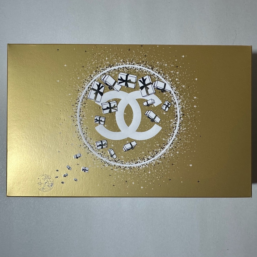 CHANEL Holiday Makeup Bag 2023 Limited Edition - Picture 2 of 7